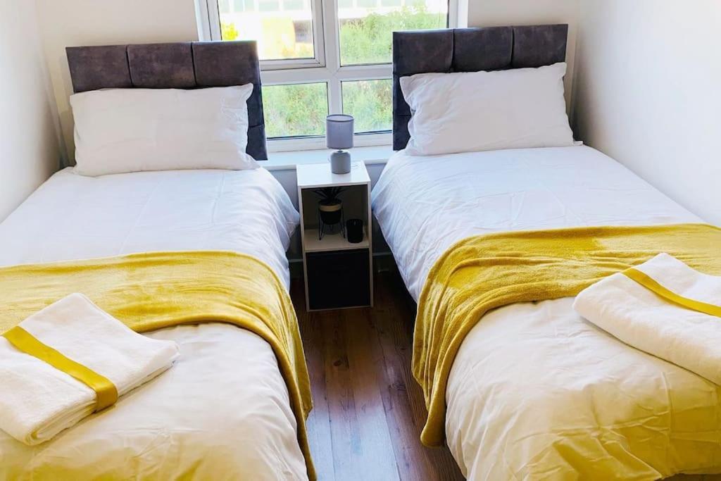 2 Bed Apartment With Free Parking Chelmsford Bagian luar foto