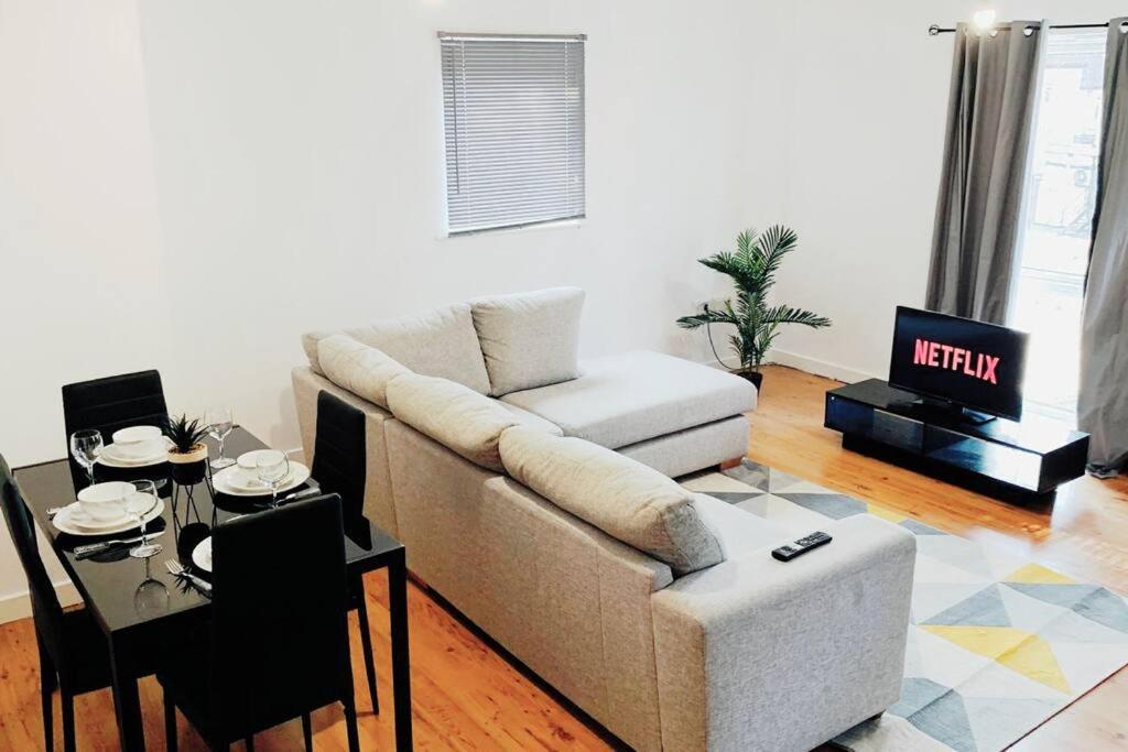 2 Bed Apartment With Free Parking Chelmsford Bagian luar foto